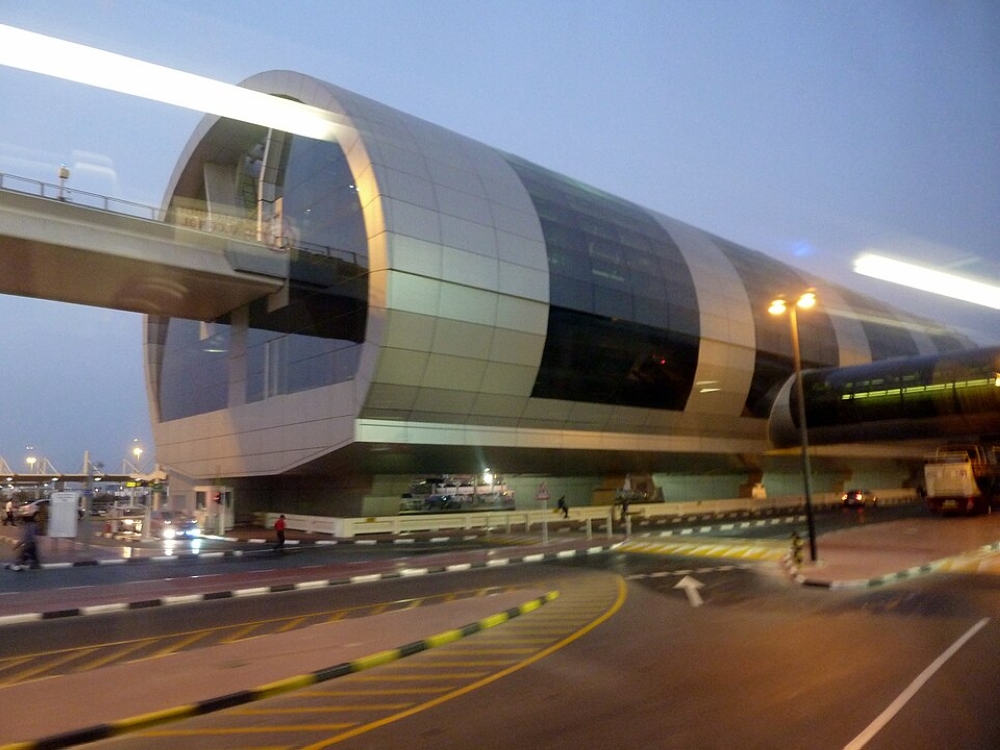 بعد-التعليق-لفترة-وجيزة.-مطار-دبي-يستأنف-عملياته-جزئيًا