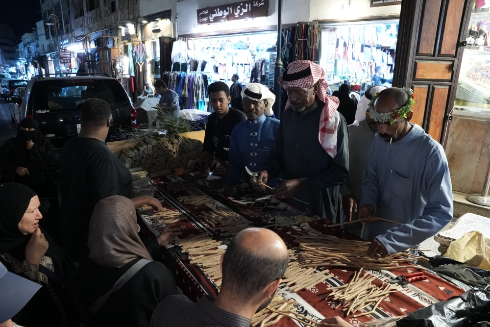 النساء-تتصدر-طالبي«الأراك»-الفاخر-بجدة.-والخليجيون-ينقبون-عن-الأصالة