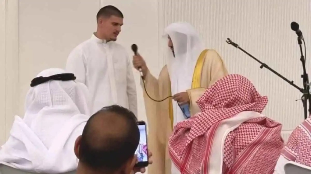 أخصائي-العلاج-الطبيعي-بنادي-الرياض-يعلن-إسلامه-ويختار-اسم-“فيصل”