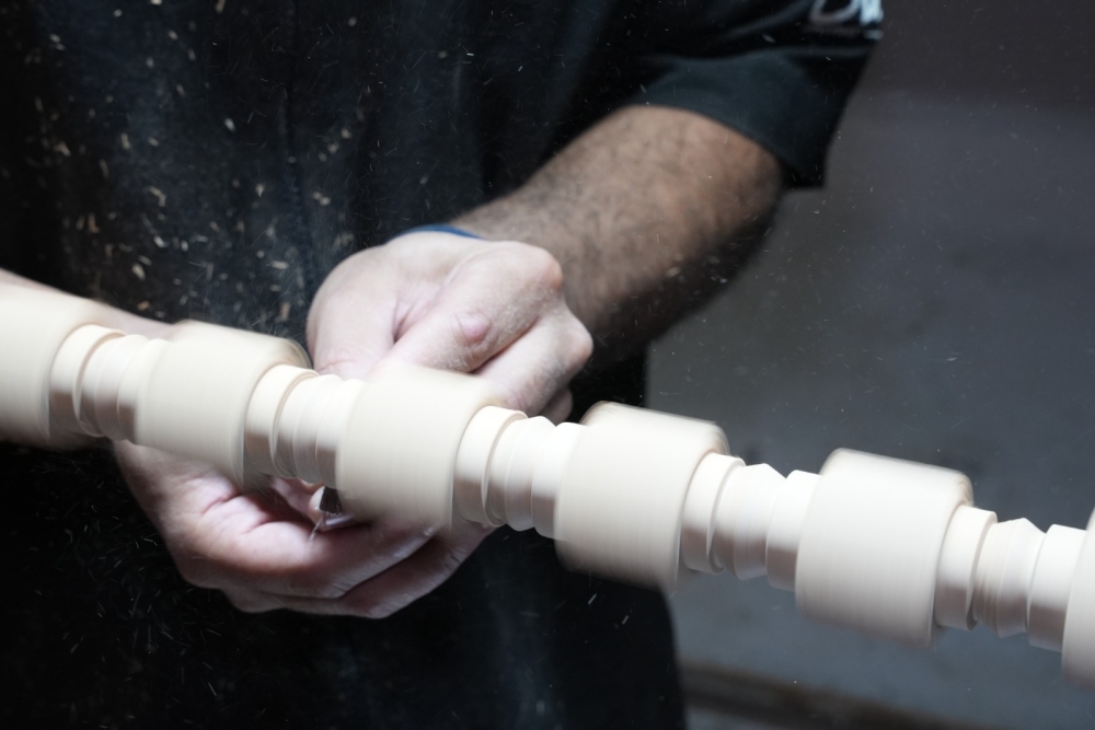 شاهد-|-حرفي-سعودي-يحوّل-الأخشاب-المهملة-إلى-تحف-فنية