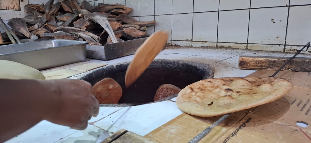 شاهد|-وجبة-غذائية-متكاملة.-رمضان-يرفع-الطلب-على-الخبز-الأحمر-الحساوي