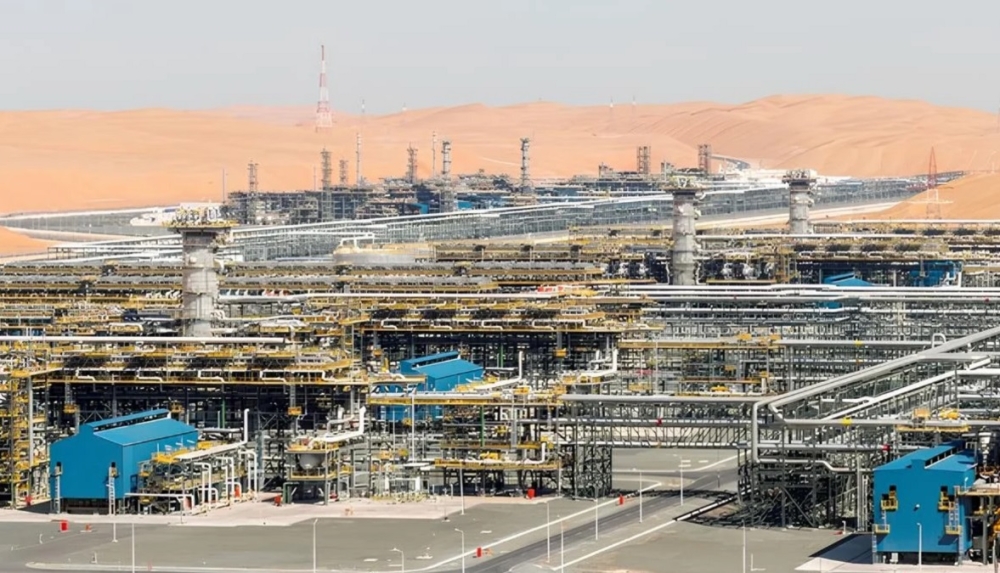 أبو-ظبي.-الفرق-المختصة-تسيطر-على-الحريق-في-حقل-شاه