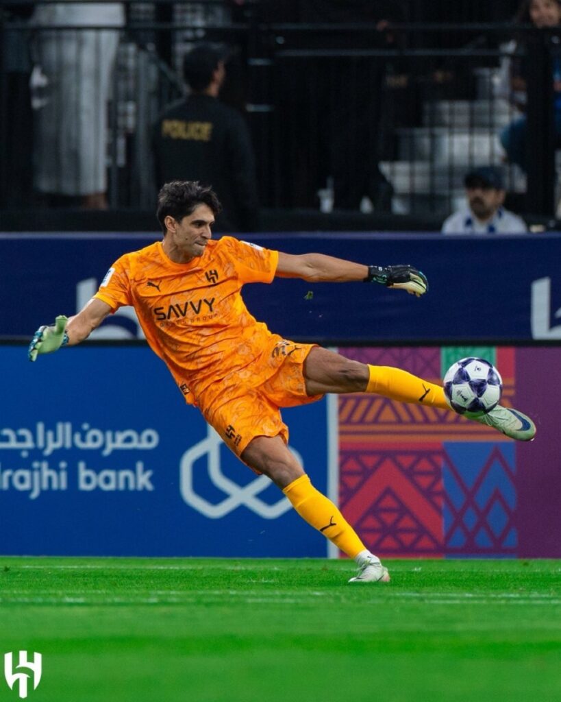 رغم-صراع-الهلال-والنصر.-ياسين-بونو-يفاجئ-رونالدو