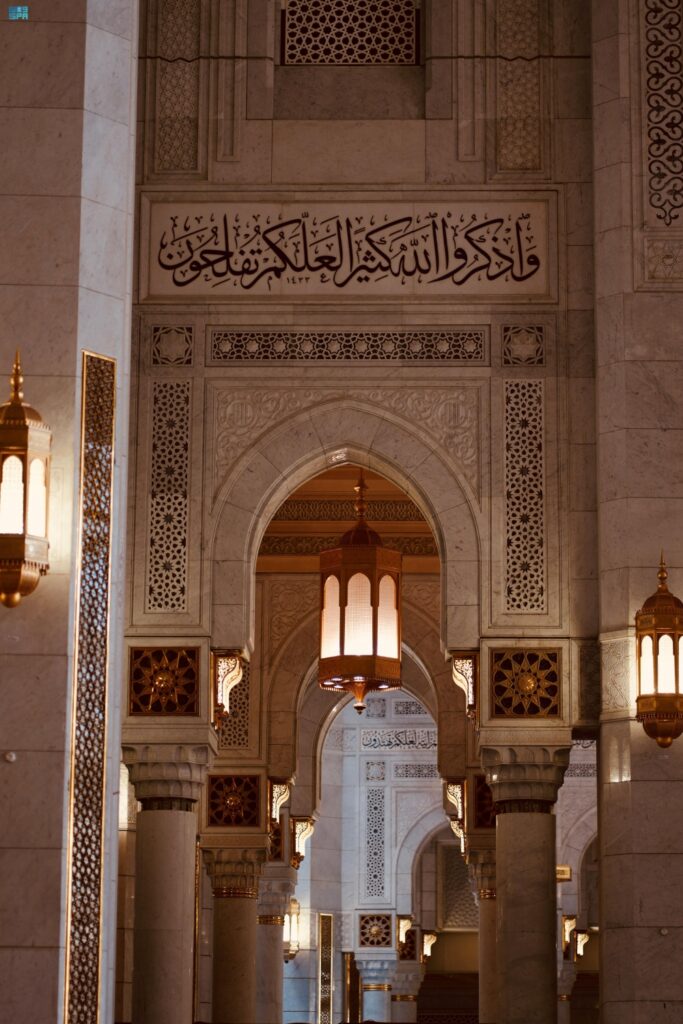 لوحة-فنية-مبهرة.-الثريات-والقناديل-تحف-فنية-تضيء-أروقة-المسجد-الحرام