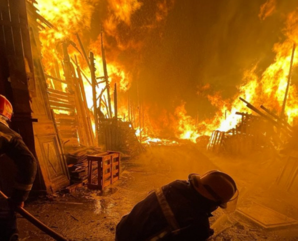 حريق-في-أحد-المخازن-بقطر