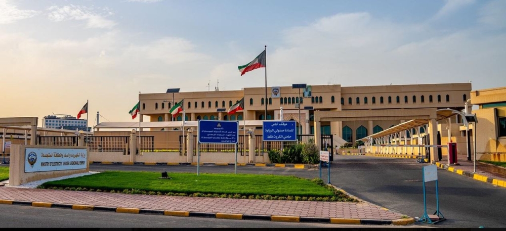 الكويت.-تعطل-7-خطوط-هوائية-لنقل-الكهرباء-بسبب-أضرار-جراء-سقوط-شظايا