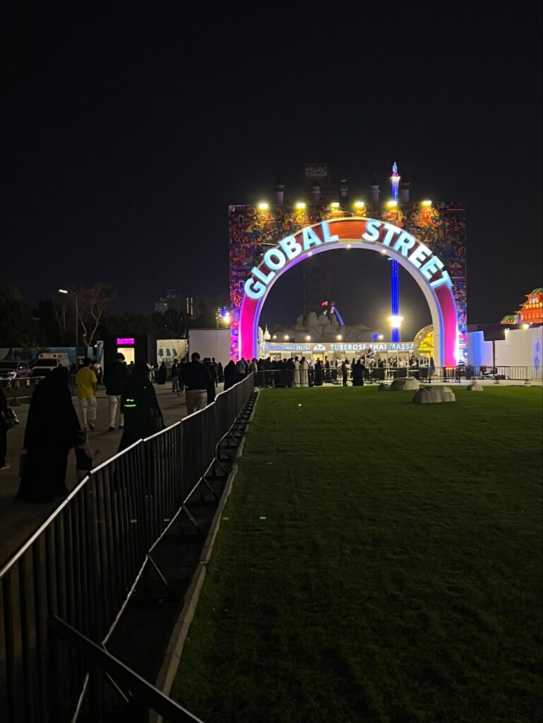 “اليوم”-ترصد:-إقبال-لافت-على-“الشارع-العالمي”-في-جدة-خلال-عيد-الفطر