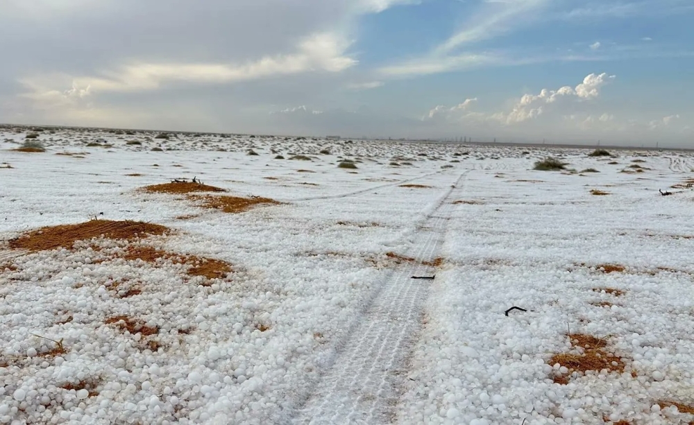 في-مشهد-جذاب.-سهول-الجوف-تكتسي-بالأبيض-عقب-هطول-زخات-البرد
