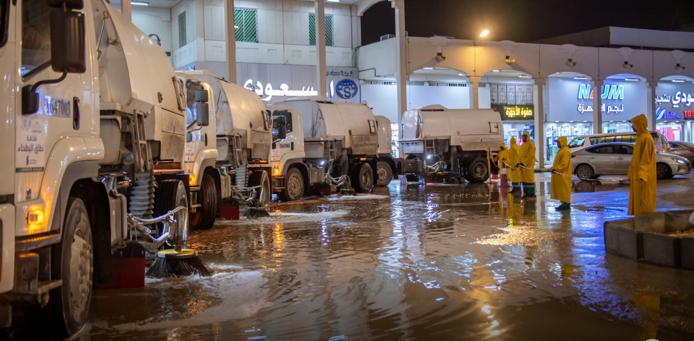 أمانة-الرياض-تواصل-مواجهة-الحالة-المطرية-وتعزيز-سلامة-الحركة-المرورية