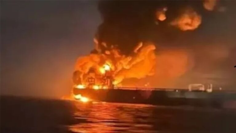 إخماد-حريق-ناقلة-النفط-الكويتية-“السالمي”-في-مياه-دبي