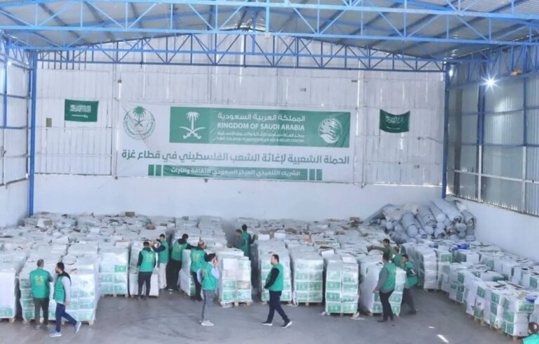 “الملك-سلمان-للإغاثة”-يوزع-سلالًا-غذائية-في-مخيمات-النازحين-في-غزة