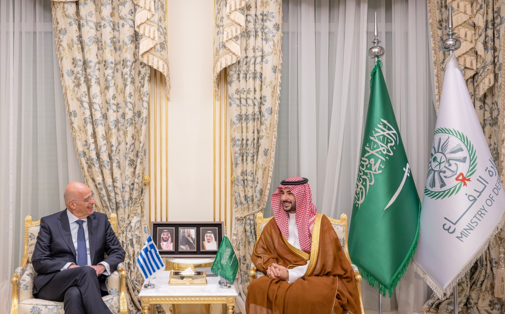 وزير الدفاع يبحث تداعيات الهجمات الإيرانية مع نظيره اليوناني