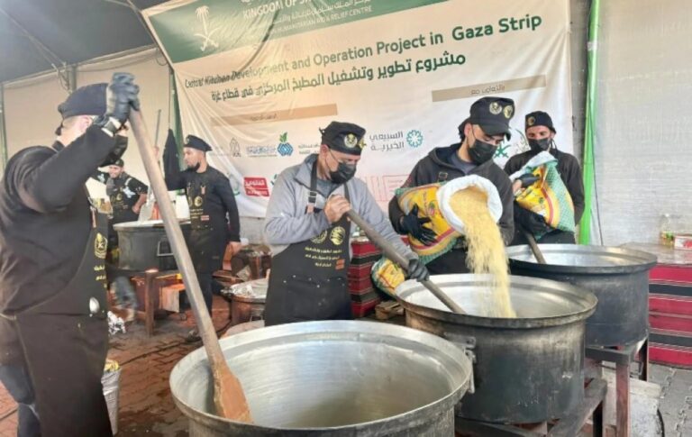 صور.-مركز-الملك-سلمان-يوزع-23880-وجبة-غذائية-ساخنة-في-غزة