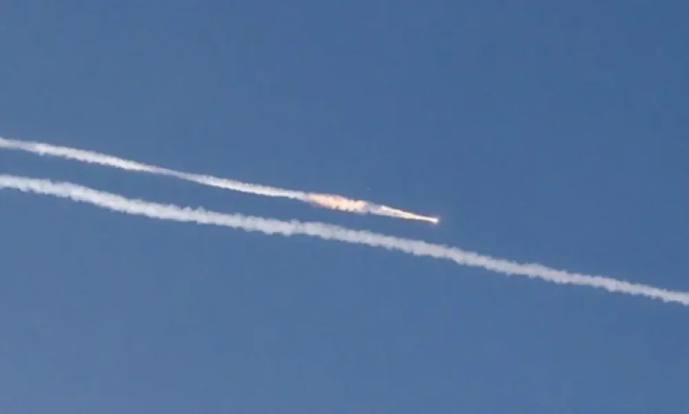 الأحد.-الدفاعات-الجوية-الإماراتية-تتعامل-مع-صواريخ-وطائرات-مسيرة