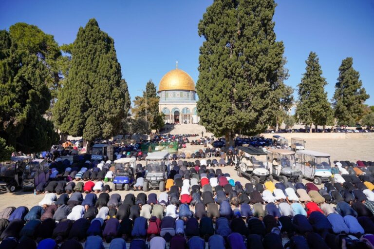 بعد-إغلاق-40-يومًا.-آلاف-الفلسطينيين-يؤدون-الصلاة-في-المسجد-الأقصى