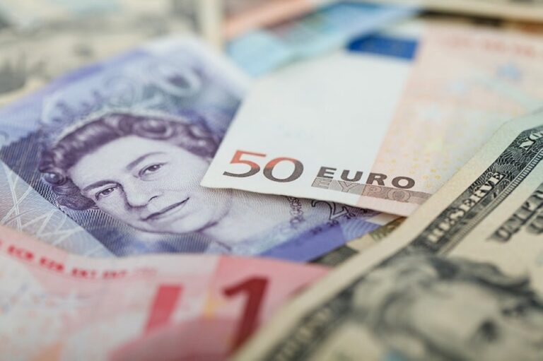 البورصة البريطانية تغلق على-انخفاض.-وتباين-أداء-الجنيه-الإسترليني