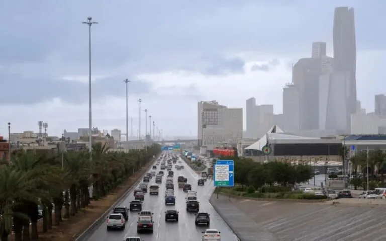 “الأرصاد”-يصدر-إنذاراً-أحمراً-بمنطقة-الرياض:-أمطار-غزيرة-وصواعق-السبت