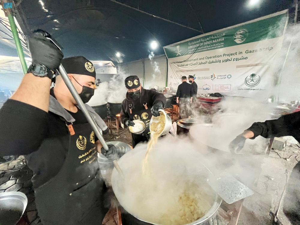 استفاد-منها-25800-فرد.-مركز-الملك-سلمان-يوزع-وجبات-ساخنة-في-غزة