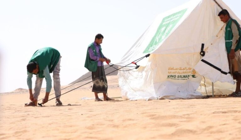 استفاد-منها-618-فردًا.-مركز-الملك-سلمان-يوزّع-103-خيام-في-اليمن