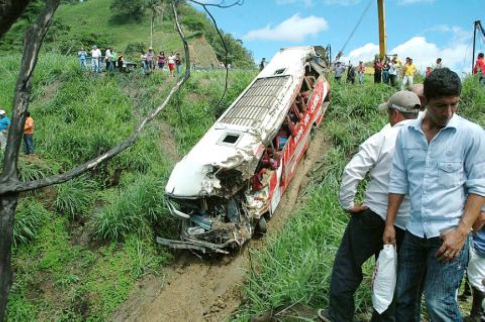 مصرع-11-وإصابة-20-جراء-سقوط-حافلة-في-وادٍ-جنوب-الإكوادور