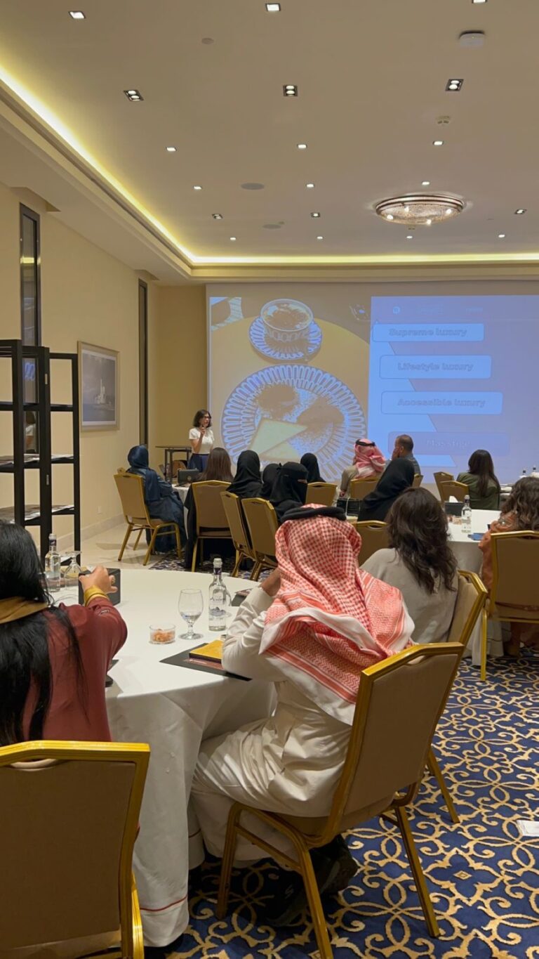 آنا-زينولا-تكشف-لـ«اليوم»-عن-التحولات-المتسارعة-لقطاع-الأزياء-في-المملكة