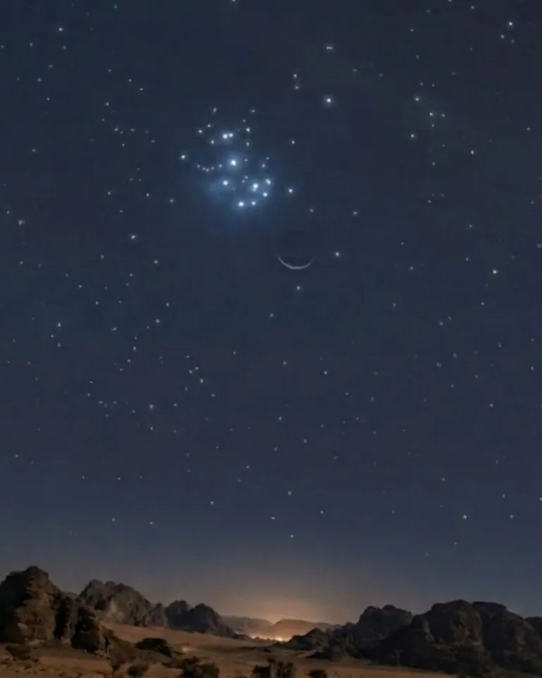 مشهد-يخطف-الأنظار.-فلكية-جدة:-اقتران-القمر-والثريا-يزين-سماء-العرب-مساء-اليوم