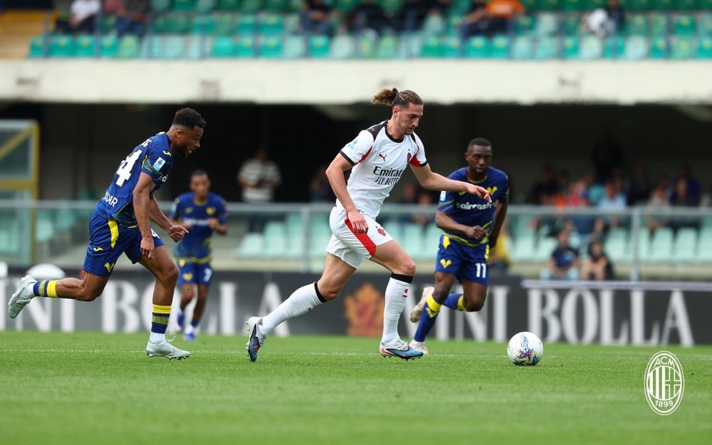 بطولة-إيطاليا:-رابيو-يقود-ميلان-إلى-تخطّي-فيرونا-وانتزاع-الوصافة