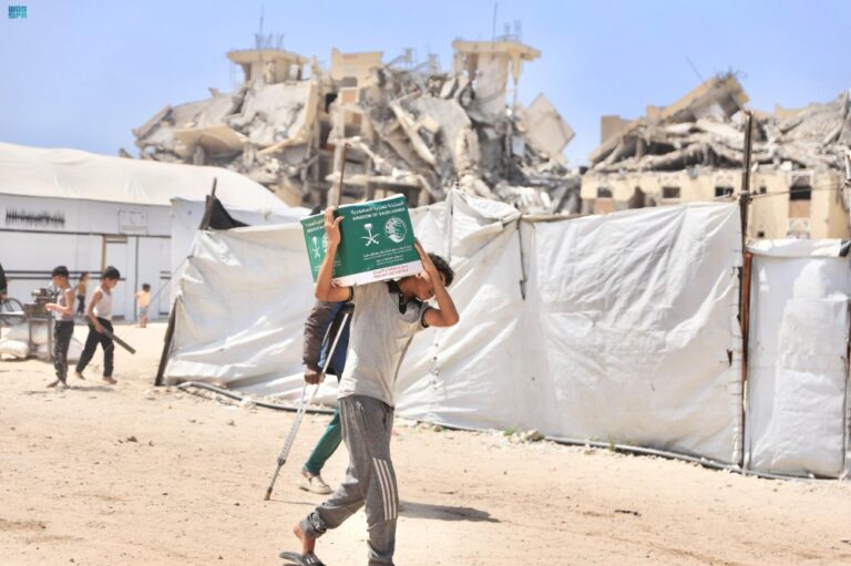 الملك-سلمان-للإغاثة-يوزع-1،980-سلة-غذائية-في-قطاع-غزة