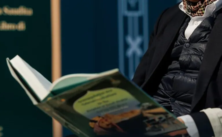 في-يومه-العالمي.-جلسة-حوارية-تتناول-رحلة-الإبداع-الأدبي-بتبوك