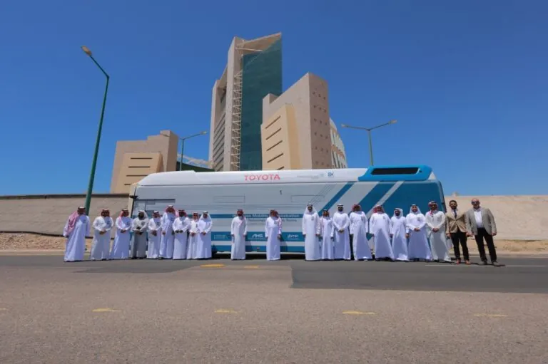 عبداللطيف-جميل-للسيارات-وتويوتا-تطلقان-مشروع-تجريبي-لحافلة-الهيدروجين-في-ينبع