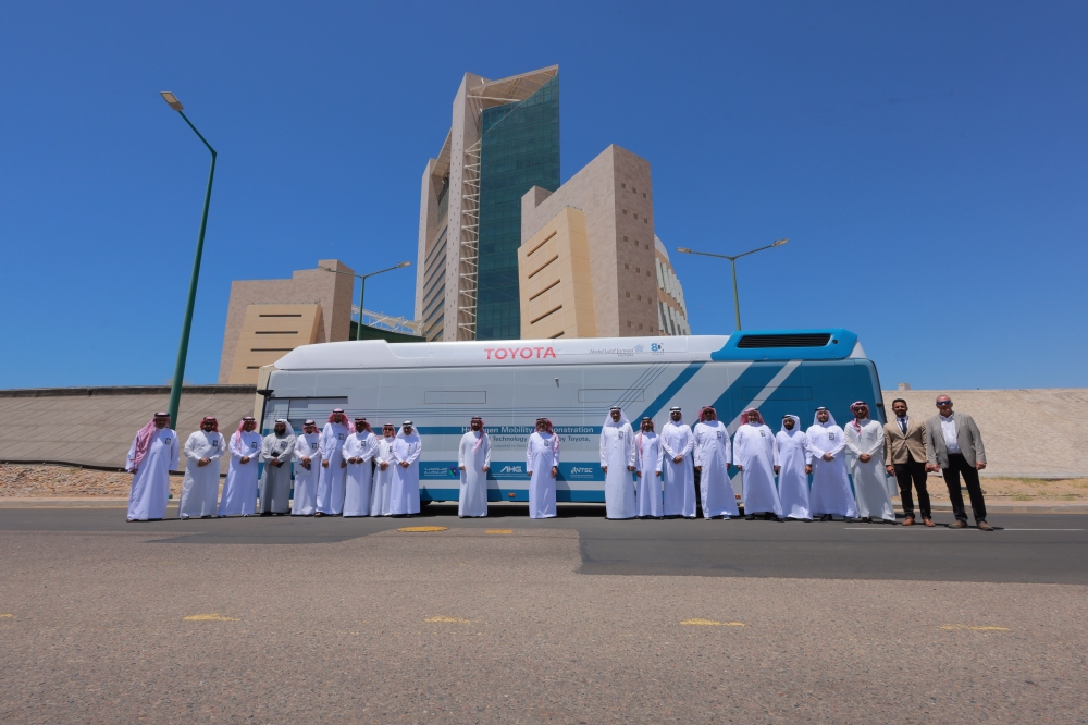 عبداللطيف-جميل-للسيارات-وتويوتا-تطلقان-مشروع-تجريبي-لحافلة-الهيدروجين-في-ينبع