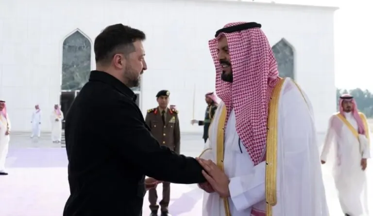 الرئيس-الأوكراني-يغادر-جدة