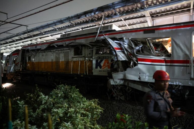 قتيلان-على-الأقل-جراء-تصادم-قطارين-قرب-جاكرتا