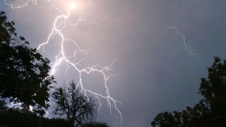 حالة-الطقس.-أمطار-رعدية-متباينة-الغزارة-على-أجزاء-من-11-منطقة