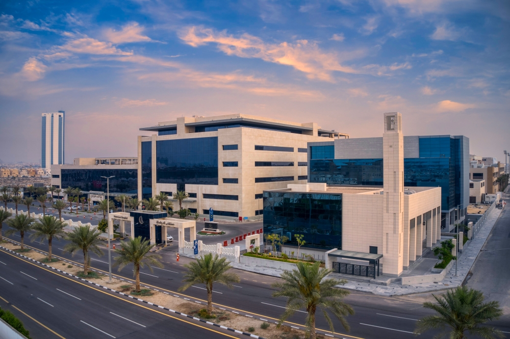 مستشفى-المواساة-بالخبر-ينجح-في-استئصال-ورم-سرطاني-أسفل-المستقيم-بتقنية-الروبوت-الجراحي