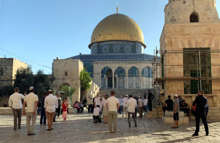 بحماية-قوات-الاحتلال.-مجموعات-من-المستوطنين-يقتحمون-المسجد-الأقصى