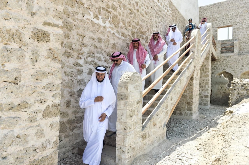 محافظ-القطيف-يتفقد-مشاريع-التطوير-والترميم-بجزيرة-دارين-وتاروت