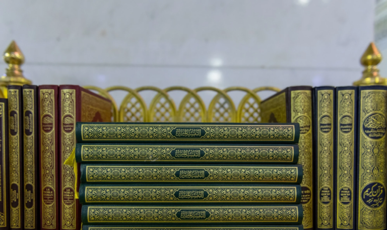 المصاحف-في-المسجد-الحرام.-عناية-متكاملة-تُجسّد-رعاية-المملكة-لرسالة-القرآن-الكريم