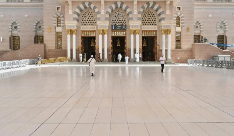 بالصور.-كيف-تواجه-ساحات-المسجد-النبوي-الحرارة-المرتفعة؟