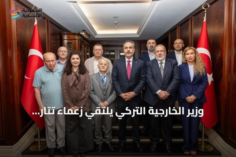 وزير الخارجية التركي يلتقي زعماء تتار القرم خلال زيارته إلى كييف